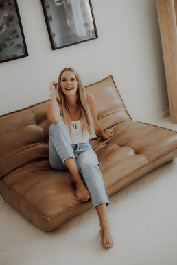 Bytom, Gliwice, Jastrzębie, Katowice, Pszczyna, Rybnik, Wodzisław, Zabrze, aesthetic, fotografia kobieca, jasne studio, minimalizm, red dress studio, sensual, sensualna, sesja buduarowa, sesja kobieca, sesja kobieca żory, sesja w studio Żory, voucher na sesję kobiecą, voucher na sesję zdjęciową, zmysłowa sesja, Śląsk, światło naturalne, Żory