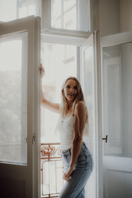 Bytom, Gliwice, Jastrzębie, Katowice, Pszczyna, Rybnik, Wodzisław, Zabrze, aesthetic, fotografia kobieca, jasne studio, minimalizm, red dress studio, sensual, sensualna, sesja buduarowa, sesja kobieca, sesja kobieca żory, sesja w studio Żory, voucher na sesję kobiecą, voucher na sesję zdjęciową, zmysłowa sesja, Śląsk, światło naturalne, Żory