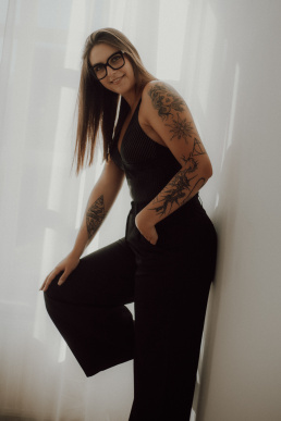 Bytom, Gliwice, Jastrzębie, Katowice, Pszczyna, Rybnik, Wodzisław, Zabrze, aesthetic, fotografia kobieca, jasne studio, minimalizm, red dress studio, sensual, sensualna, sesja buduarowa, sesja kobieca, sesja kobieca żory, sesja w studio Żory, voucher na sesję kobiecą, voucher na sesję zdjęciową, zmysłowa sesja, Śląsk, światło naturalne, Żory