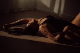 Bytom, Gliwice, Jastrzębie, Katowice, Pszczyna, Rybnik, Wodzisław, Zabrze, aesthetic, fotografia kobieca, jasne studio, minimalizm, red dress studio, sensual, sensualna, sesja buduarowa, sesja kobieca, sesja kobieca żory, sesja w studio Żory, voucher na sesję kobiecą, voucher na sesję zdjęciową, zmysłowa sesja, Śląsk, światło naturalne, Żory