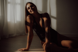 Bytom, Gliwice, Jastrzębie, Katowice, Pszczyna, Rybnik, Wodzisław, Zabrze, aesthetic, fotografia kobieca, jasne studio, minimalizm, red dress studio, sensual, sensualna, sesja buduarowa, sesja kobieca, sesja kobieca żory, sesja w studio Żory, voucher na sesję kobiecą, voucher na sesję zdjęciową, zmysłowa sesja, Śląsk, światło naturalne, Żory