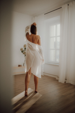 Bytom, Gliwice, Jastrzębie, Katowice, Pszczyna, Rybnik, Wodzisław, Zabrze, aesthetic, fotografia kobieca, jasne studio, minimalizm, red dress studio, sensual, sensualna, sesja buduarowa, sesja kobieca, sesja kobieca żory, sesja w studio Żory, voucher na sesję kobiecą, voucher na sesję zdjęciową, zmysłowa sesja, Śląsk, światło naturalne, Żory