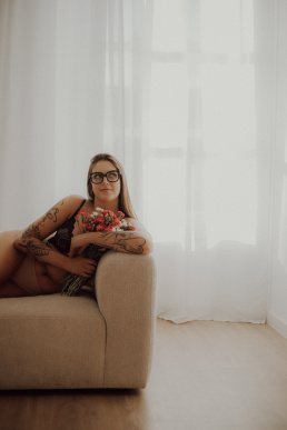 Red Dress Studio- Sesja kobieca Żory, Katowice, Śląsk Bytom, Gliwice, Jastrzębie, Katowice, Pszczyna, Rybnik, Wodzisław, Zabrze, aesthetic, fotografia kobieca, jasne studio, minimalizm, red dress studio, sensual, sensualna, sesja buduarowa, sesja kobieca, sesja kobieca żory, sesja w studio Żory, voucher na sesję kobiecą, voucher na sesję zdjęciową, zmysłowa sesja, Śląsk, światło naturalne, Żory