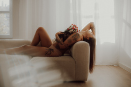 Bytom, Gliwice, Jastrzębie, Katowice, Pszczyna, Rybnik, Wodzisław, Zabrze, aesthetic, fotografia kobieca, jasne studio, minimalizm, red dress studio, sensual, sensualna, sesja buduarowa, sesja kobieca, sesja kobieca żory, sesja w studio Żory, voucher na sesję kobiecą, voucher na sesję zdjęciową, zmysłowa sesja, Śląsk, światło naturalne, Żory