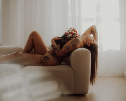 Bytom, Gliwice, Jastrzębie, Katowice, Pszczyna, Rybnik, Wodzisław, Zabrze, aesthetic, fotografia kobieca, jasne studio, minimalizm, red dress studio, sensual, sensualna, sesja buduarowa, sesja kobieca, sesja kobieca żory, sesja w studio Żory, voucher na sesję kobiecą, voucher na sesję zdjęciową, zmysłowa sesja, Śląsk, światło naturalne, Żory