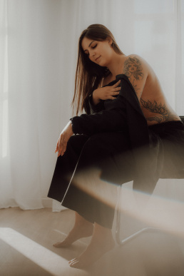 Bytom, Gliwice, Jastrzębie, Katowice, Pszczyna, Rybnik, Wodzisław, Zabrze, aesthetic, fotografia kobieca, jasne studio, minimalizm, red dress studio, sensual, sensualna, sesja buduarowa, sesja kobieca, sesja kobieca żory, sesja w studio Żory, voucher na sesję kobiecą, voucher na sesję zdjęciową, zmysłowa sesja, Śląsk, światło naturalne, Żory