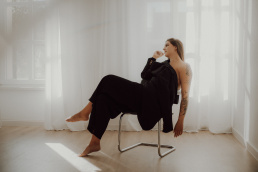 Bytom, Gliwice, Jastrzębie, Katowice, Pszczyna, Rybnik, Wodzisław, Zabrze, aesthetic, fotografia kobieca, jasne studio, minimalizm, red dress studio, sensual, sensualna, sesja buduarowa, sesja kobieca, sesja kobieca żory, sesja w studio Żory, voucher na sesję kobiecą, voucher na sesję zdjęciową, zmysłowa sesja, Śląsk, światło naturalne, Żory