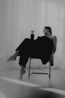 Bytom, Gliwice, Jastrzębie, Katowice, Pszczyna, Rybnik, Wodzisław, Zabrze, aesthetic, fotografia kobieca, jasne studio, minimalizm, red dress studio, sensual, sensualna, sesja buduarowa, sesja kobieca, sesja kobieca żory, sesja w studio Żory, voucher na sesję kobiecą, voucher na sesję zdjęciową, zmysłowa sesja, Śląsk, światło naturalne, Żory