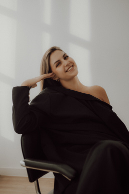 Bytom, Gliwice, Jastrzębie, Katowice, Pszczyna, Rybnik, Wodzisław, Zabrze, aesthetic, fotografia kobieca, jasne studio, minimalizm, red dress studio, sensual, sensualna, sesja buduarowa, sesja kobieca, sesja kobieca żory, sesja w studio Żory, voucher na sesję kobiecą, voucher na sesję zdjęciową, zmysłowa sesja, Śląsk, światło naturalne, Żory