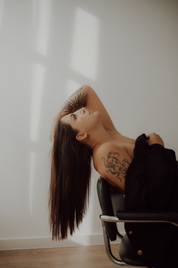 Bytom, Gliwice, Jastrzębie, Katowice, Pszczyna, Rybnik, Wodzisław, Zabrze, aesthetic, fotografia kobieca, jasne studio, minimalizm, red dress studio, sensual, sensualna, sesja buduarowa, sesja kobieca, sesja kobieca żory, sesja w studio Żory, voucher na sesję kobiecą, voucher na sesję zdjęciową, zmysłowa sesja, Śląsk, światło naturalne, Żory