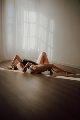 Bytom, Gliwice, Jastrzębie, Katowice, Pszczyna, Rybnik, Wodzisław, Zabrze, aesthetic, fotografia kobieca, jasne studio, minimalizm, red dress studio, sensual, sensualna, sesja buduarowa, sesja kobieca, sesja kobieca żory, sesja w studio Żory, voucher na sesję kobiecą, voucher na sesję zdjęciową, zmysłowa sesja, Śląsk, światło naturalne, Żory