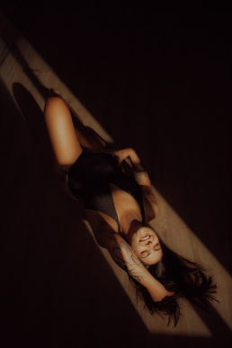 Red Dress Studio- Sesja kobieca Żory, Katowice, Śląsk Bytom, Gliwice, Jastrzębie, Katowice, Pszczyna, Rybnik, Wodzisław, Zabrze, aesthetic, fotografia kobieca, jasne studio, minimalizm, red dress studio, sensual, sensualna, sesja buduarowa, sesja kobieca, sesja kobieca żory, sesja w studio Żory, voucher na sesję kobiecą, voucher na sesję zdjęciową, zmysłowa sesja, Śląsk, światło naturalne, Żory