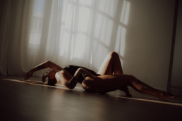 Bytom, Gliwice, Jastrzębie, Katowice, Pszczyna, Rybnik, Wodzisław, Zabrze, aesthetic, fotografia kobieca, jasne studio, minimalizm, red dress studio, sensual, sensualna, sesja buduarowa, sesja kobieca, sesja kobieca żory, sesja w studio Żory, voucher na sesję kobiecą, voucher na sesję zdjęciową, zmysłowa sesja, Śląsk, światło naturalne, Żory