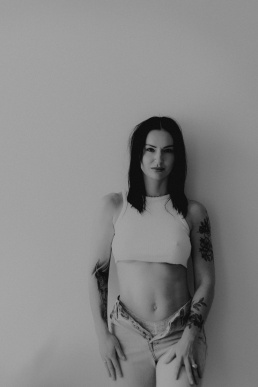 Bytom, Gliwice, Jastrzębie, Katowice, Pszczyna, Rybnik, Wodzisław, Zabrze, aesthetic, fotografia kobieca, jasne studio, minimalizm, red dress studio, sensual, sensualna, sesja buduarowa, sesja kobieca, sesja kobieca żory, sesja w studio Żory, voucher na sesję kobiecą, voucher na sesję zdjęciową, zmysłowa sesja, Śląsk, światło naturalne, Żory