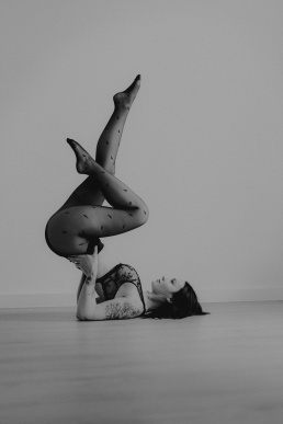 Bytom, Gliwice, Jastrzębie, Katowice, Pszczyna, Rybnik, Wodzisław, Zabrze, aesthetic, fotografia kobieca, jasne studio, minimalizm, red dress studio, sensual, sensualna, sesja buduarowa, sesja kobieca, sesja kobieca żory, sesja w studio Żory, voucher na sesję kobiecą, voucher na sesję zdjęciową, zmysłowa sesja, Śląsk, światło naturalne, Żory