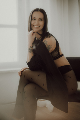 Bytom, Gliwice, Jastrzębie, Katowice, Pszczyna, Rybnik, Wodzisław, Zabrze, aesthetic, fotografia kobieca, jasne studio, minimalizm, red dress studio, sensual, sensualna, sesja buduarowa, sesja kobieca, sesja kobieca żory, sesja w studio Żory, voucher na sesję kobiecą, voucher na sesję zdjęciową, zmysłowa sesja, Śląsk, światło naturalne, Żory