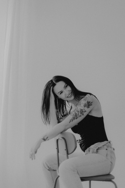 Bytom, Gliwice, Jastrzębie, Katowice, Pszczyna, Rybnik, Wodzisław, Zabrze, aesthetic, fotografia kobieca, jasne studio, minimalizm, red dress studio, sensual, sensualna, sesja buduarowa, sesja kobieca, sesja kobieca żory, sesja w studio Żory, voucher na sesję kobiecą, voucher na sesję zdjęciową, zmysłowa sesja, Śląsk, światło naturalne, Żory