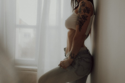 Bytom, Gliwice, Jastrzębie, Katowice, Pszczyna, Rybnik, Wodzisław, Zabrze, aesthetic, fotografia kobieca, jasne studio, minimalizm, red dress studio, sensual, sensualna, sesja buduarowa, sesja kobieca, sesja kobieca żory, sesja w studio Żory, voucher na sesję kobiecą, voucher na sesję zdjęciową, zmysłowa sesja, Śląsk, światło naturalne, Żory