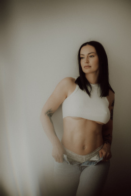 Bytom, Gliwice, Jastrzębie, Katowice, Pszczyna, Rybnik, Wodzisław, Zabrze, aesthetic, fotografia kobieca, jasne studio, minimalizm, red dress studio, sensual, sensualna, sesja buduarowa, sesja kobieca, sesja kobieca żory, sesja w studio Żory, voucher na sesję kobiecą, voucher na sesję zdjęciową, zmysłowa sesja, Śląsk, światło naturalne, Żory