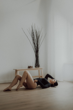 Bytom, Gliwice, Jastrzębie, Katowice, Pszczyna, Rybnik, Wodzisław, Zabrze, aesthetic, fotografia kobieca, jasne studio, minimalizm, red dress studio, sensual, sensualna, sesja buduarowa, sesja kobieca, sesja kobieca żory, sesja w studio Żory, voucher na sesję kobiecą, voucher na sesję zdjęciową, zmysłowa sesja, Śląsk, światło naturalne, Żory