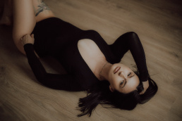 Bytom, Gliwice, Jastrzębie, Katowice, Pszczyna, Rybnik, Wodzisław, Zabrze, aesthetic, fotografia kobieca, jasne studio, minimalizm, red dress studio, sensual, sensualna, sesja buduarowa, sesja kobieca, sesja kobieca żory, sesja w studio Żory, voucher na sesję kobiecą, voucher na sesję zdjęciową, zmysłowa sesja, Śląsk, światło naturalne, Żory