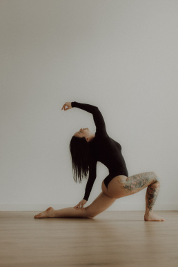 Bytom, Gliwice, Jastrzębie, Katowice, Pszczyna, Rybnik, Wodzisław, Zabrze, aesthetic, fotografia kobieca, jasne studio, minimalizm, red dress studio, sensual, sensualna, sesja buduarowa, sesja kobieca, sesja kobieca żory, sesja w studio Żory, voucher na sesję kobiecą, voucher na sesję zdjęciową, zmysłowa sesja, Śląsk, światło naturalne, Żory